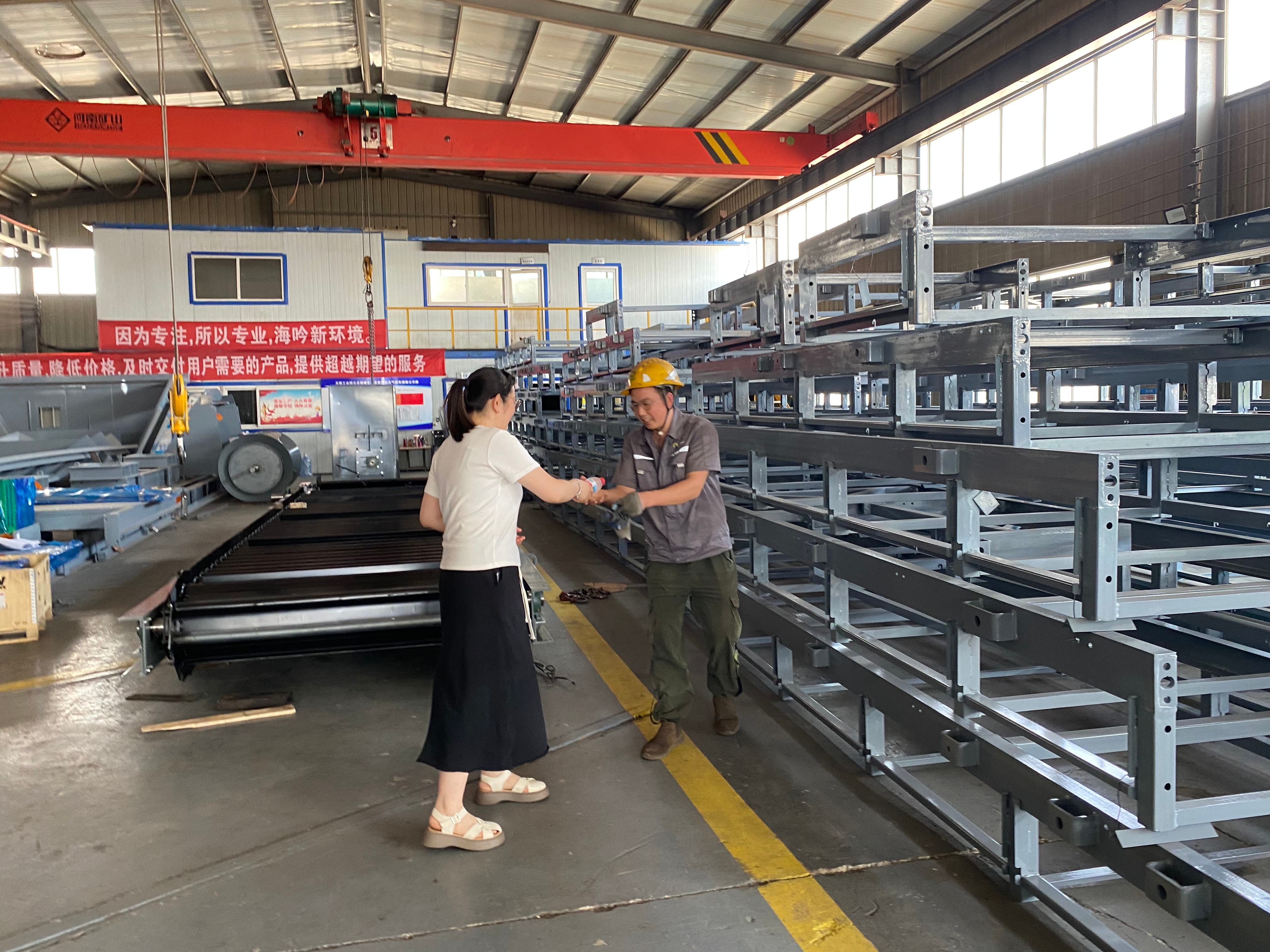 酷暑里的一縷清涼 ---工會主席王林林到智造中心慰問一線員工 酷暑里的一縷清涼 ---工會主席王林林到智造中心慰問一線員工